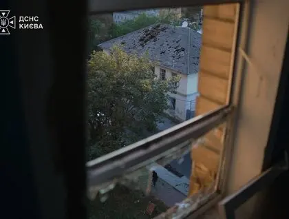 Зруйновані поверхи та палаючі склади: ДСНС показала перші фото і відео з місць влучань у Києві