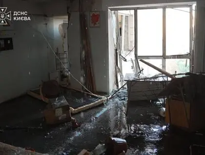 Зруйновані поверхи та палаючі склади: ДСНС показала перші фото і відео з місць влучань у Києві