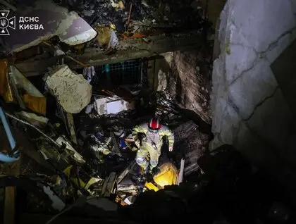Зруйновані поверхи та палаючі склади: ДСНС показала перші фото і відео з місць влучань у Києві