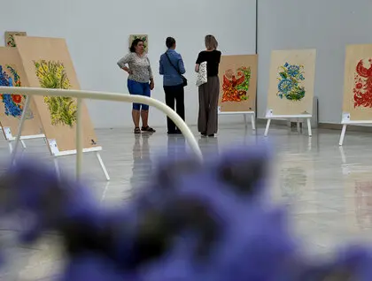 «Україна — це квітка, яка розквітне»: у музеї Шевченка відкрили виставку JYTTIA. Kvitka