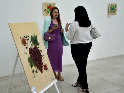 «Україна — це квітка, яка розквітне»: у музеї Шевченка відкрили виставку JYTTIA. Kvitka