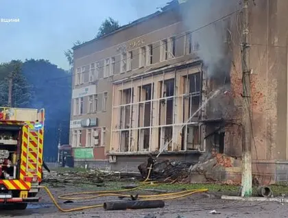 Росіяни двічі завдали ударів по центру міста на Чернігівщині: 12 поранених, серед них — діти