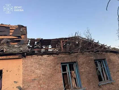 Палала квартира, пошкоджені житлові будинки та адмінбудівля: ДСНС показала фото наслідків атаки на Київ