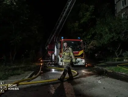 Палала квартира, пошкоджені житлові будинки та адмінбудівля: ДСНС показала фото наслідків атаки на Київ