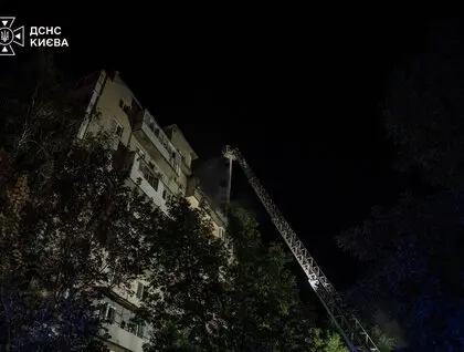 Палала квартира, пошкоджені житлові будинки та адмінбудівля: ДСНС показала фото наслідків атаки на Київ