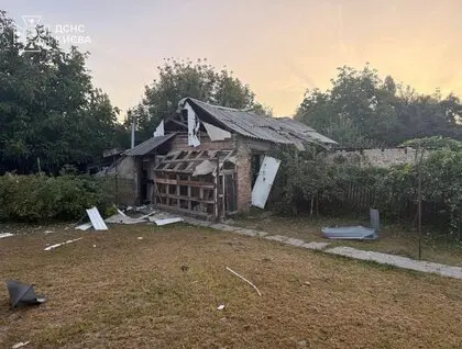 Палала квартира, пошкоджені житлові будинки та адмінбудівля: ДСНС показала фото наслідків атаки на Київ