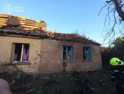 Палала квартира, пошкоджені житлові будинки та адмінбудівля: ДСНС показала фото наслідків атаки на Київ