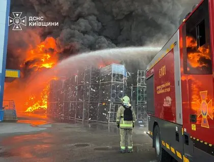 Росіяни повторно атакували склади на Київщині: фото та відео масштабної пожежі