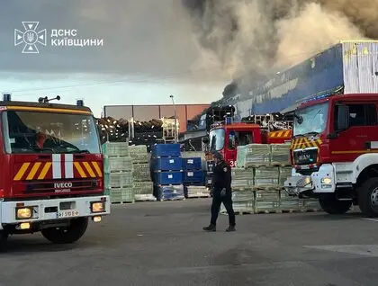 Росіяни повторно атакували склади на Київщині: фото та відео масштабної пожежі