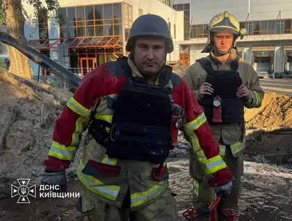 Росіяни повторно атакували склади на Київщині: фото та відео масштабної пожежі
