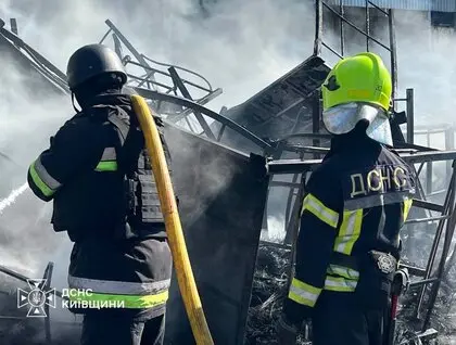 Росіяни повторно атакували склади на Київщині: фото та відео масштабної пожежі