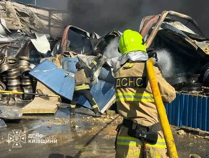 Росіяни повторно атакували склади на Київщині: фото та відео масштабної пожежі