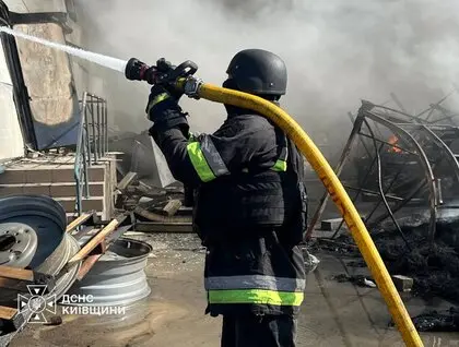 Росіяни повторно атакували склади на Київщині: фото та відео масштабної пожежі