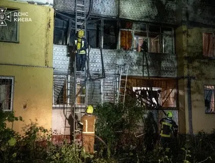 Пожежі в чотирьох районах Києва та троє постраждалих: ДСНС показала фото наслідків ворожої атаки