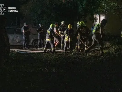 Пожежі в чотирьох районах Києва та троє постраждалих: ДСНС показала фото наслідків ворожої атаки