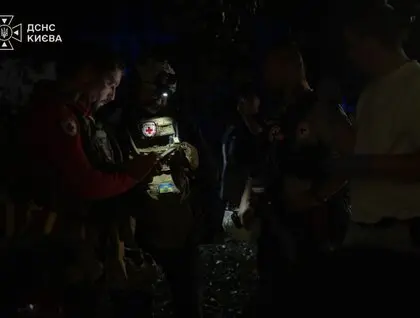 Пожежі в чотирьох районах Києва та троє постраждалих: ДСНС показала фото наслідків ворожої атаки