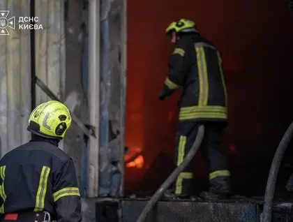 У Києві вранці дрони поцілили у склад на 3000 кв. м