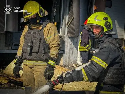 Удар по Одещині: окупанти повторно атакували поштовий термінал, спалахнула пожежа