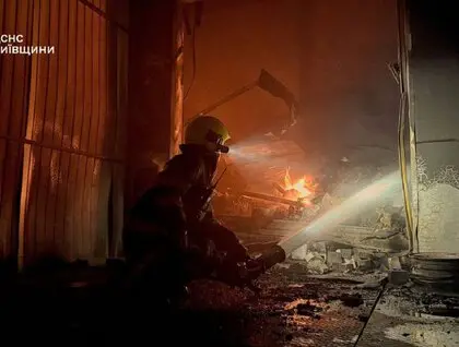 На Київщині загасили пожежі на трьох складах, які росіяни атакували ввечері