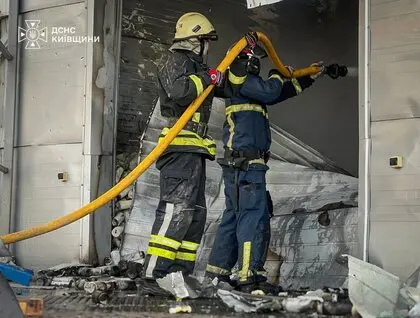 На Київщині горять склади з ліками, росіяни атакували об’єкт ще двічі