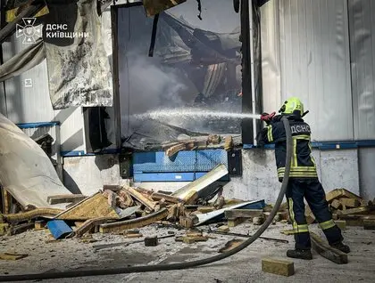 На Київщині горять склади з ліками, росіяни атакували об’єкт ще двічі