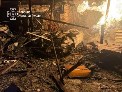 Унаслідок ворожого удару по Запоріжжю є загиблий та постраждалі: ДСНС публікує фото наслідків атаки