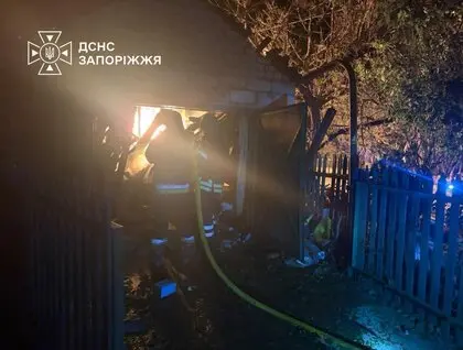 Унаслідок ворожого удару по Запоріжжю є загиблий та постраждалі: ДСНС публікує фото наслідків атаки