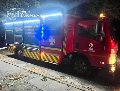 Унаслідок ворожого удару по Запоріжжю є загиблий та постраждалі: ДСНС публікує фото наслідків атаки