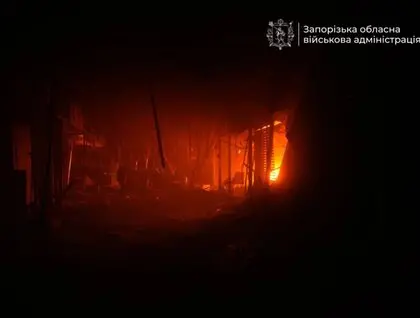 Вогонь і руйнування всередині: російські дрони атакували торговельний центр у Запоріжжі