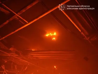 Вогонь і руйнування всередині: російські дрони атакували торговельний центр у Запоріжжі