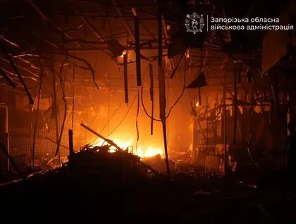 Вогонь і руйнування всередині: російські дрони атакували торговельний центр у Запоріжжі