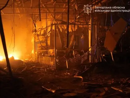 Вогонь і руйнування всередині: російські дрони атакували торговельний центр у Запоріжжі