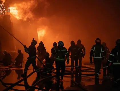 У Києві вночі реактивні дрони пошкодили 9-поверхівку та поранили людей: відео наслідків