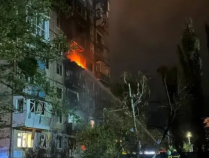 У Києві вночі реактивні дрони пошкодили 9-поверхівку та поранили людей: відео наслідків