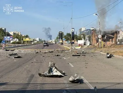У Києві збільшилася кількість постраждалих, серед них — дитина: фото та відео наслідків атаки на АЗС