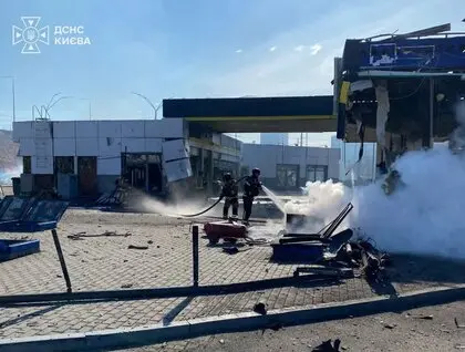У Києві збільшилася кількість постраждалих, серед них — дитина: фото та відео наслідків атаки на АЗС