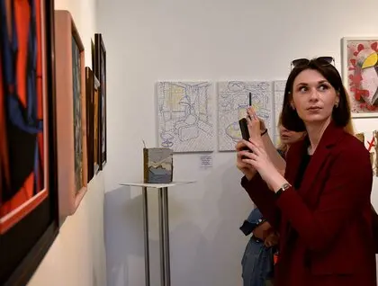Малий формат — великі сенси: в Києві відкрили виставку «Маленький текстиль»