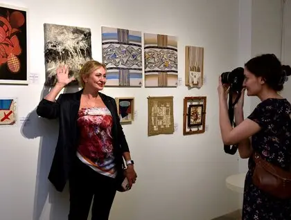 Малий формат — великі сенси: в Києві відкрили виставку «Маленький текстиль»