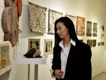 Малий формат — великі сенси: в Києві відкрили виставку «Маленький текстиль»