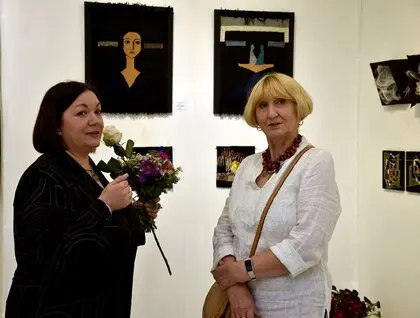 Малий формат — великі сенси: в Києві відкрили виставку «Маленький текстиль»