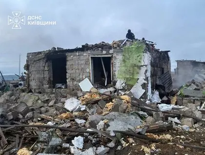Зранку через дрони РФ на Київщині постраждала родина з трьома дітьми: фото наслідків