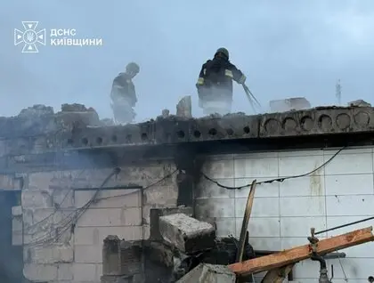 Зранку через дрони РФ на Київщині постраждала родина з трьома дітьми: фото наслідків