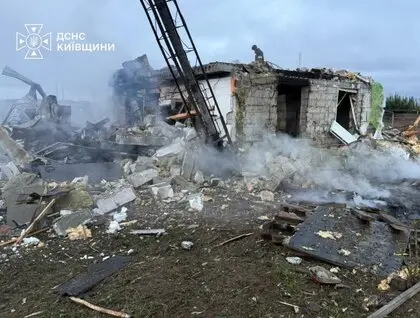 Зранку через дрони РФ на Київщині постраждала родина з трьома дітьми: фото наслідків