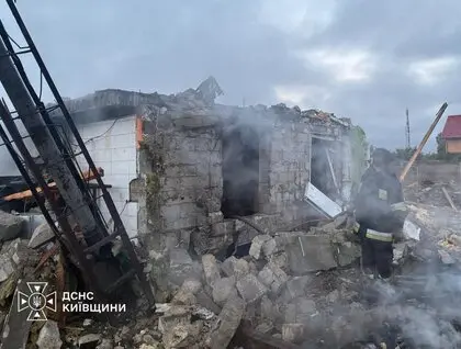 Зранку через дрони РФ на Київщині постраждала родина з трьома дітьми: фото наслідків