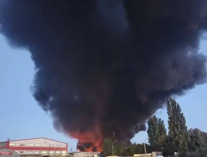 Росіяни влучили у склад під Одесою: фото масштабної пожежі