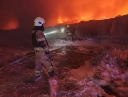 Росіяни влучили у склад під Одесою: фото масштабної пожежі