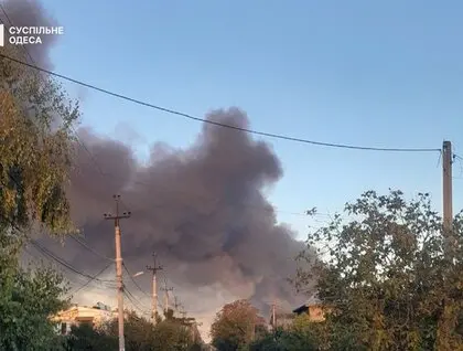 Росіяни влучили у склад під Одесою: фото масштабної пожежі