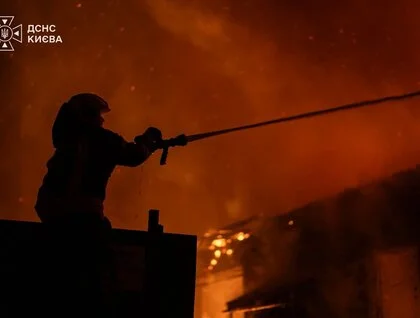 Росіяни завдали ударів по Києву: є загиблий та поранені, спалахнула масштабна пожежа