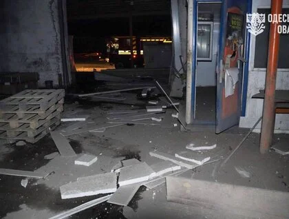 Росіяни влучили в судно, будинки та склад в Одеській області: фото та відео наслідків
