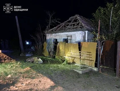 Росіяни влучили в судно, будинки та склад в Одеській області: фото та відео наслідків